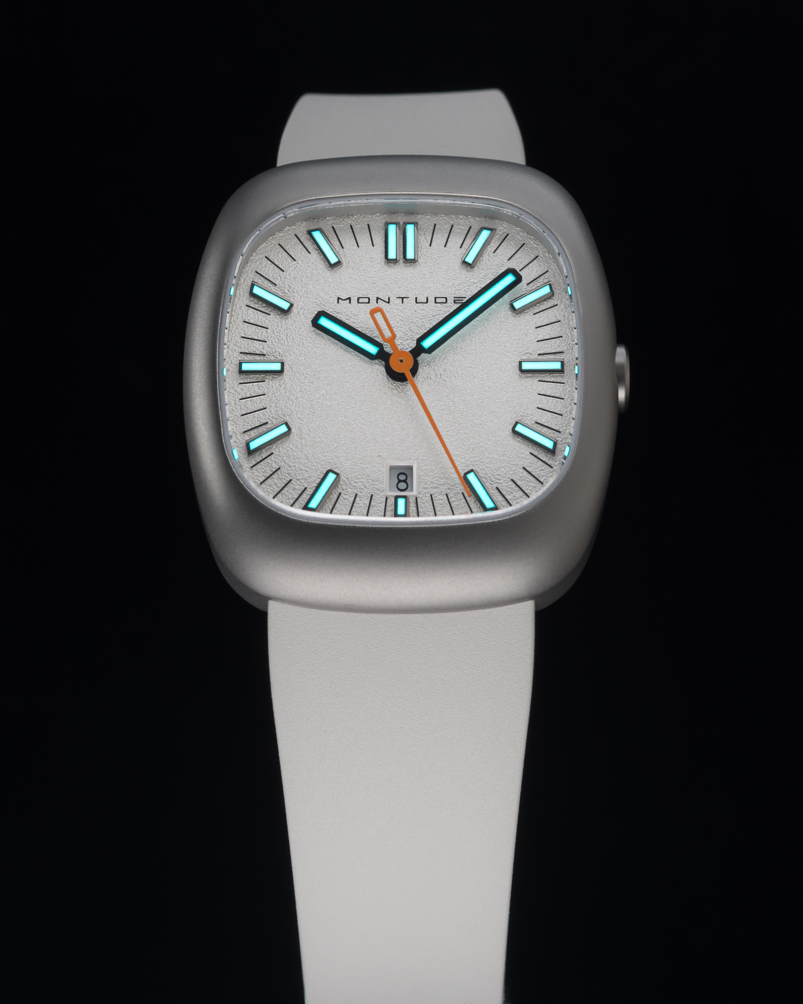 Montude dial in daylight